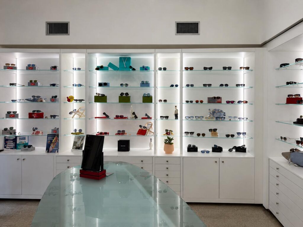 Parete espositiva con occhiali da vista e da sole dei migliori brand