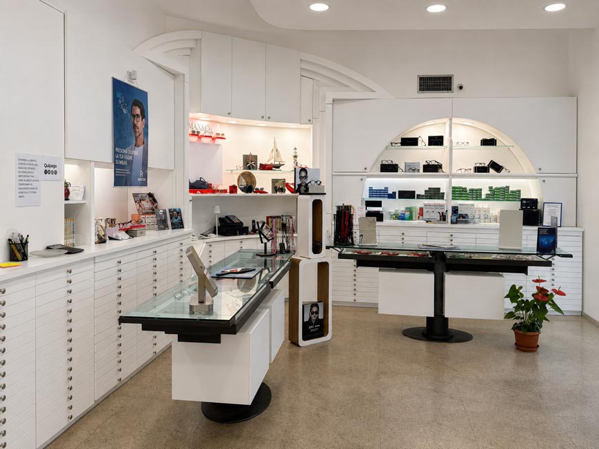 Interno del negozio Ottica Cassar con il banco di consulenza