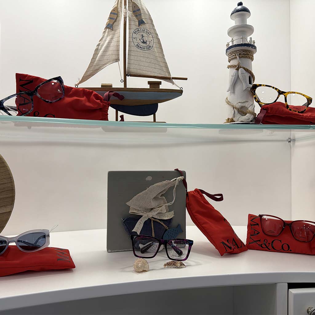 Accessori e occhiali in esposizione nel negozio Ottica Cassar